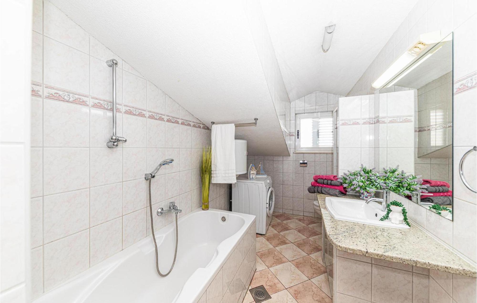 Nice Apartment In Kastel Stafilic With Sauna Kaštela Екстериор снимка