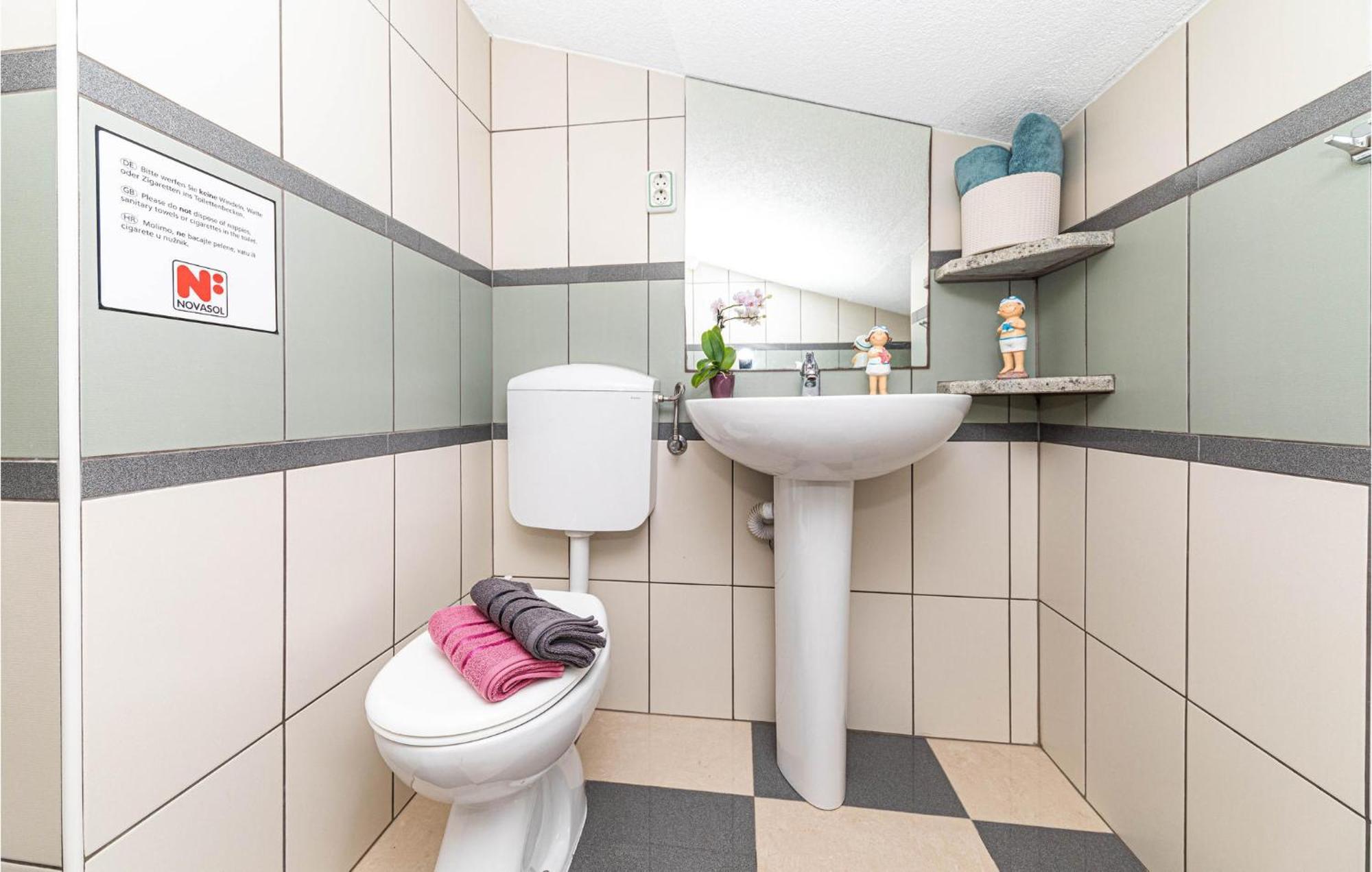 Nice Apartment In Kastel Stafilic With Sauna Kaštela Екстериор снимка